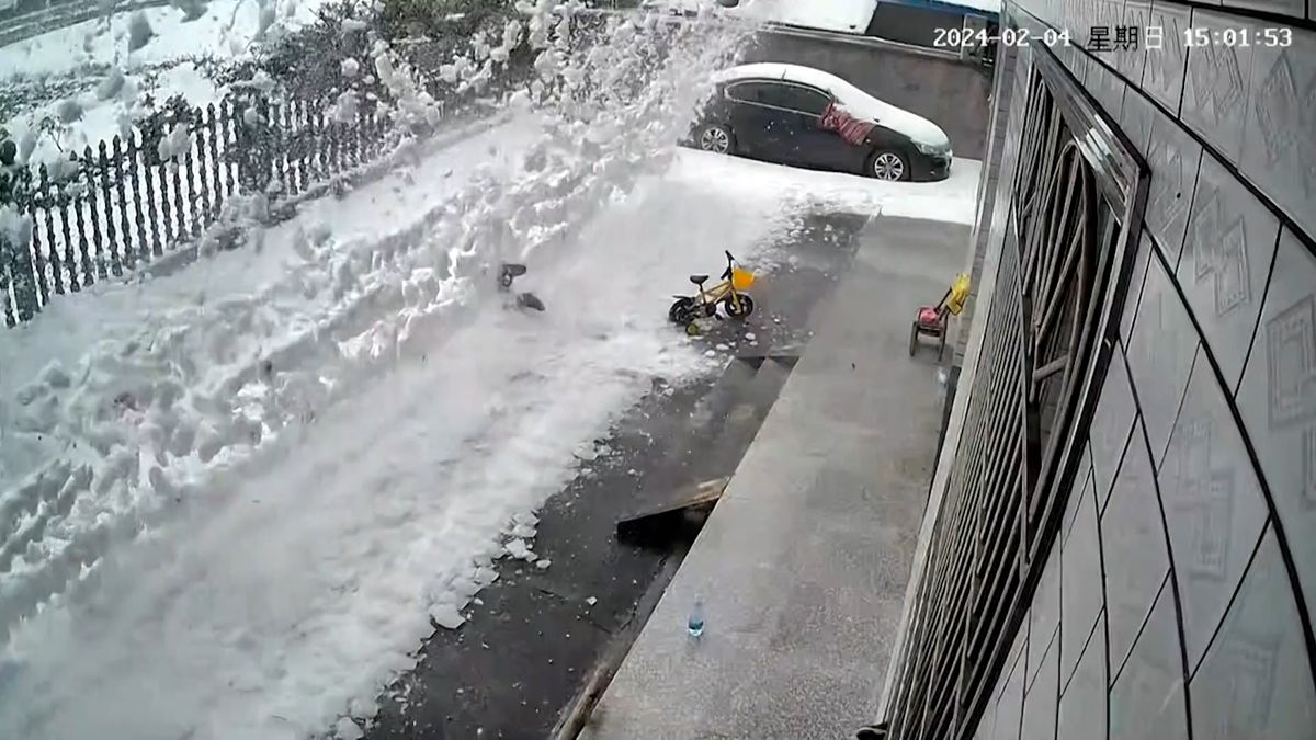 Číňanka odklízela sníh před domem, zavalila ji lavina ze střechy